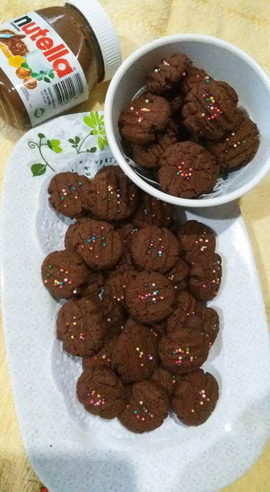 Freshly baked Nutella cookies with crispy edges on baking tray